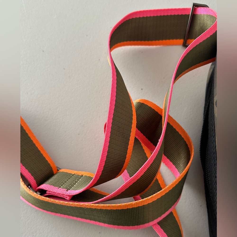 Haute Shore Neoprene crossbody bag - Picture 7 of 7